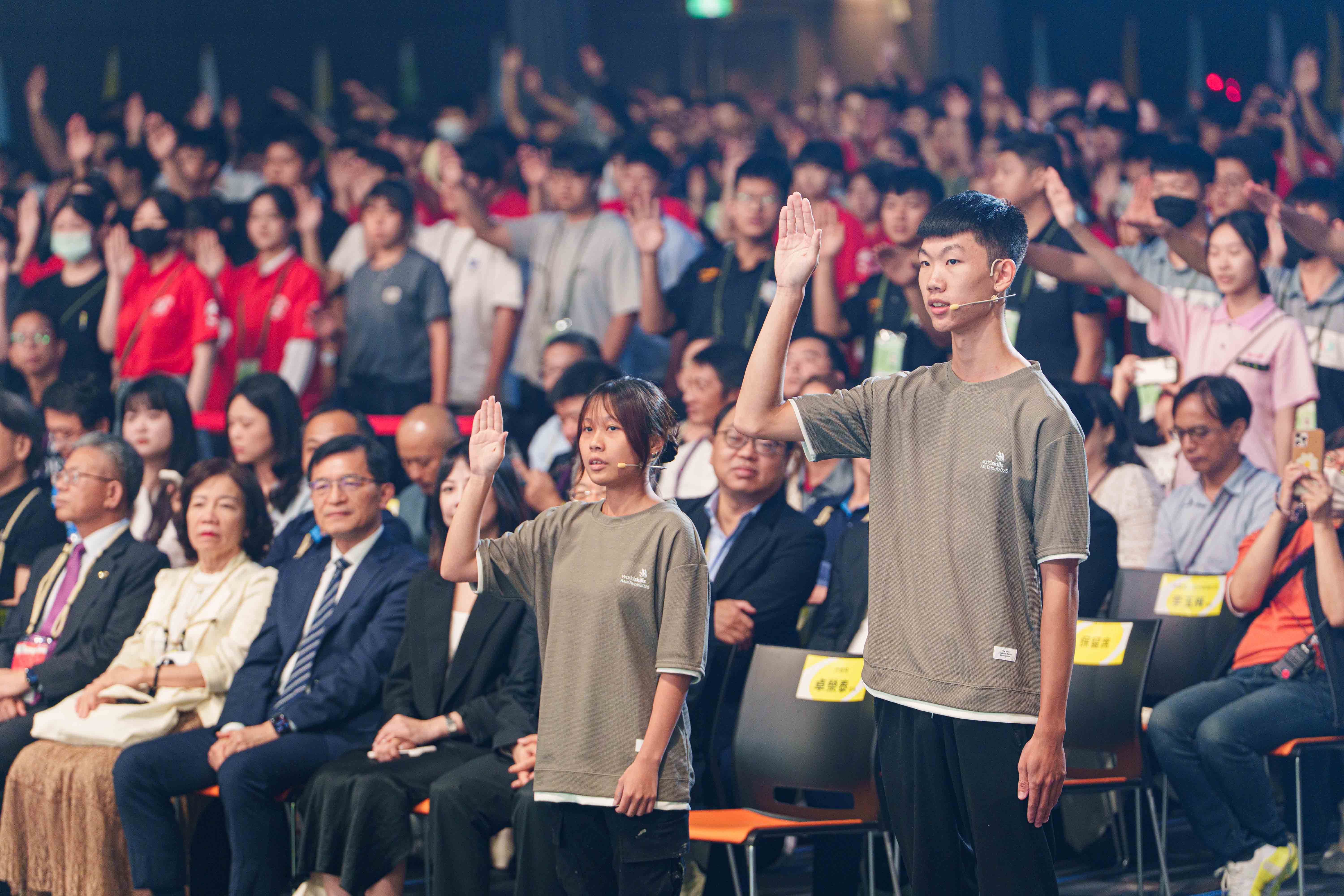 選手宣誓代表劉宇恩-右-及茒智苓-左-率領第55屆全國技能競賽全體選手進行宣誓