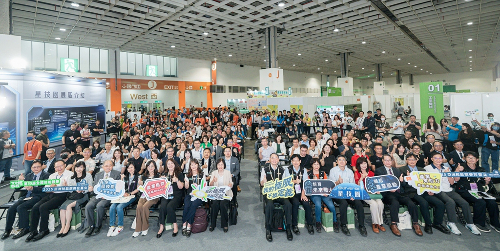 1140718勞動力發展署新聞稿(附圖2)_勞動部勞動力發展署署長黃齡玉(前排左9)與各協辦單位、各贊助單位代表及現場貴賓合影。