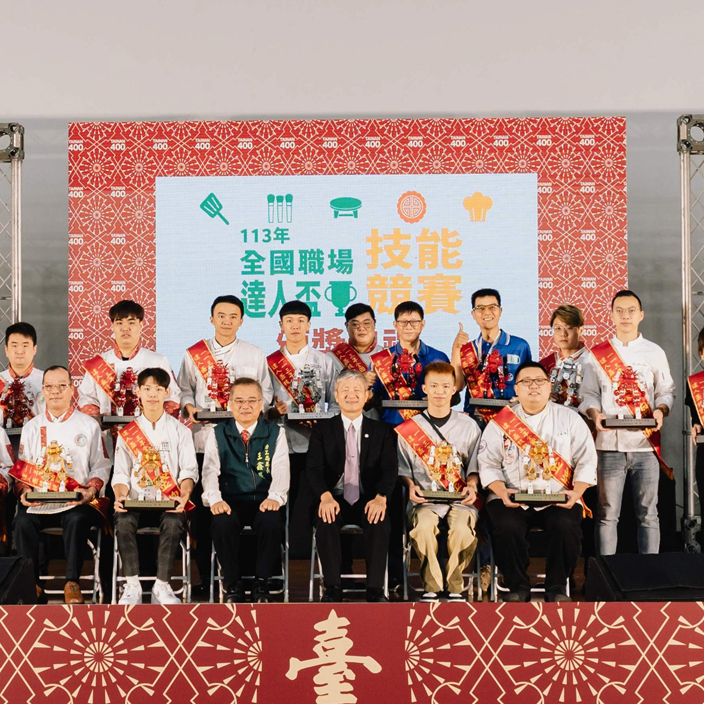 社會組技能競賽自101年開始辦理，名稱為「勞動達人盃全國技能競賽」，每年辦理一次，參賽者年齡限制為22歲以上，102年起名稱為「全國職場達人盃技能競賽」，自104年起每2年辦理一次。 photo 5